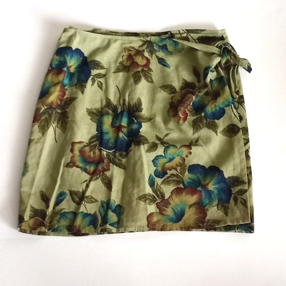 Express green with blue floral wrap skirt. Size M - Picture 1 of 8